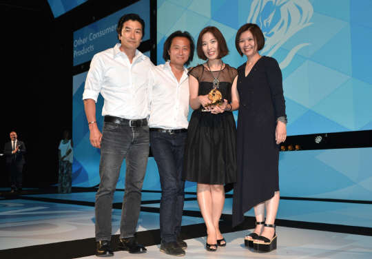 칸 광고제에서 금상을 수상한 삼성전자, 제일기획 임직원들이 사이버 부문 심사위원장 진 린과 기념촬영을 하고 있다. (왼쪽부터 웨인 초이 제일기획상무, 신희일 삼성전자 부장, 이주희 제일기획 프로, 진 린 사이버부문 심사위원장). <제일기획 제공>